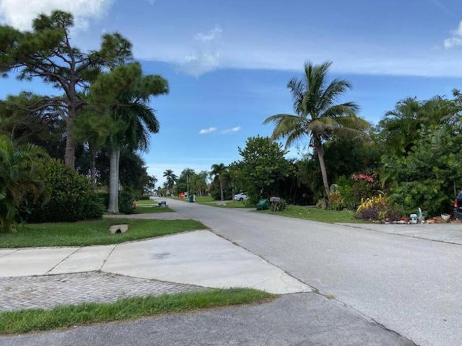 699 Beach Oasis,Walk,Bike To Beach, Fenced Backyard, Large Driveway Apartment Naples Exterior photo